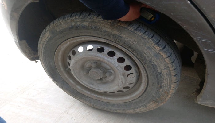 2015 Honda Brio E MT, Petrol, Manual, 1,09,658 km, tyre