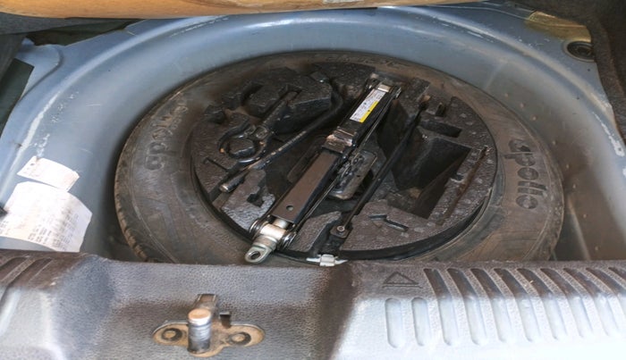 2015 Volkswagen Polo COMFORTLINE 1.5L, Diesel, Manual, 1,46,799 km, tyre