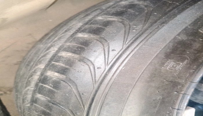 2011 Volkswagen Vento HIGHLINE 1.6 MPI, Petrol, Manual, 70,111 km, tyre