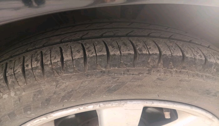 2011 Volkswagen Vento HIGHLINE 1.6 MPI, Petrol, Manual, 70,111 km, tyre