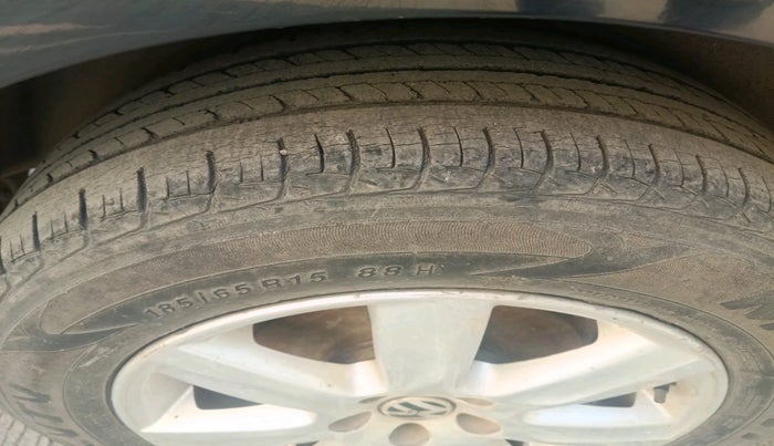 2011 Volkswagen Vento HIGHLINE 1.6 MPI, Petrol, Manual, 70,111 km, tyre