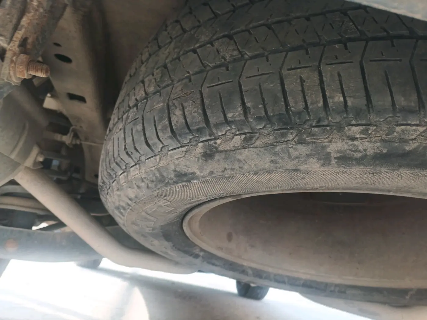 2013 Mahindra XUV500 W8, Diesel, Manual, 1,28,972 km, tyre