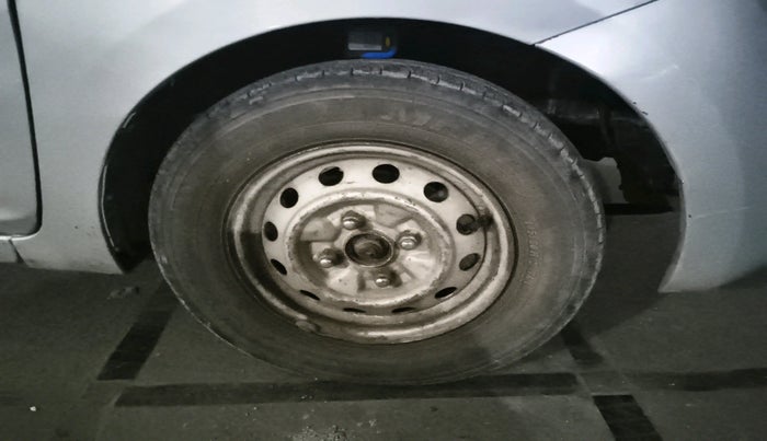 2014 Hyundai Eon ERA + LPG, Petrol, Manual, 1,06,685 km, tyre