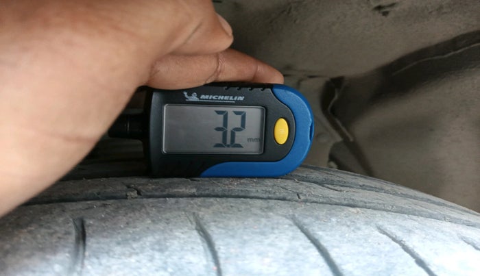 2012 Toyota Innova 2.5 VX 7 STR, Diesel, Manual, 94,948 km, tyre