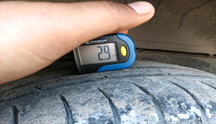 2012 Toyota Innova 2.5 VX 7 STR, Diesel, Manual, 94,948 km, tyre