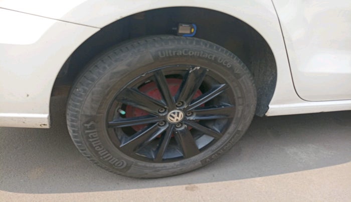 2016 Volkswagen Vento HIGHLINE 1.5 AT, Diesel, Automatic, 1,99,897 km, tyre