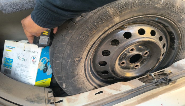 2017 Maruti Wagon R 1.0 VXI, Petrol, Manual, 1,14,748 km, tyre