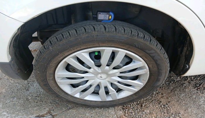 2015 Maruti Swift Dzire VDI, Diesel, Manual, 1,21,134 km, tyre