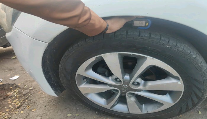 2015 Hyundai Elite i20 SPORTZ 1.4 CRDI, Diesel, Manual, 1,16,590 km, tyre