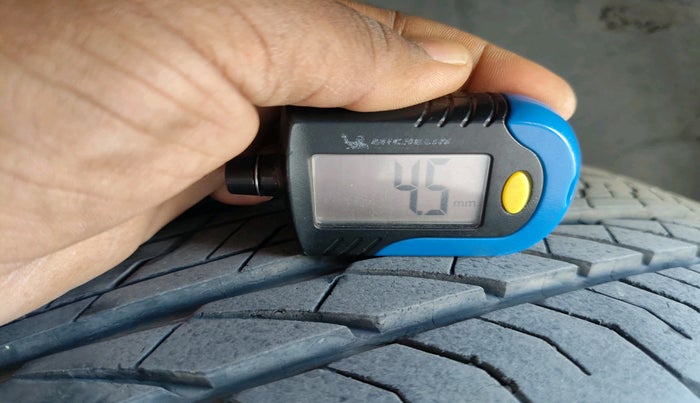 2018 Mahindra XUV500 W11 AT, Diesel, Automatic, 1,07,566 km, tyre