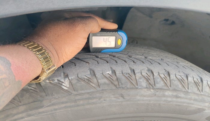 2018 Mahindra XUV500 W11 AT, Diesel, Automatic, 1,07,566 km, tyre