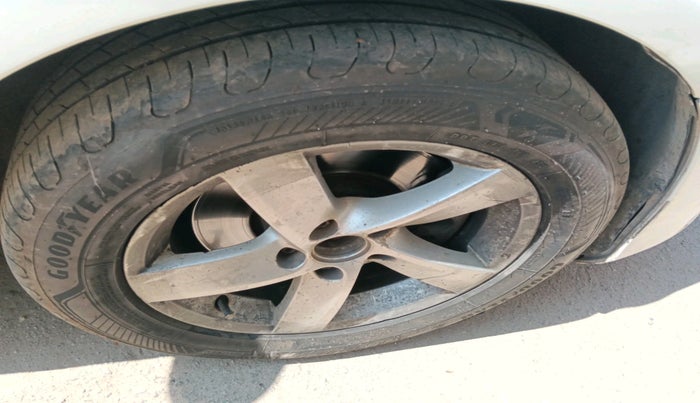 2011 Volkswagen Passat COMFORTLINE DSG, Diesel, Automatic, 1,55,715 km, tyre