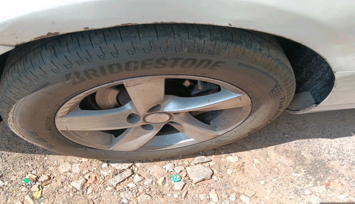 2011 Volkswagen Passat COMFORTLINE DSG, Diesel, Automatic, 1,55,715 km, tyre