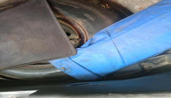 2018 Maruti Swift VXI AMT, Petrol, Automatic, 1,00,997 km, tyre