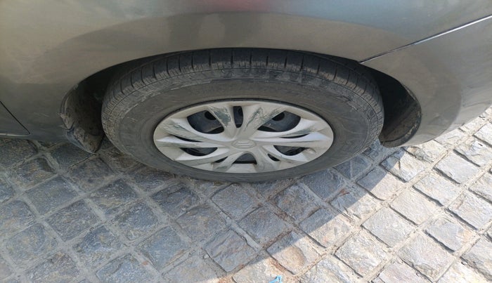 2018 Maruti Swift VXI AMT, Petrol, Automatic, 1,00,997 km, tyre