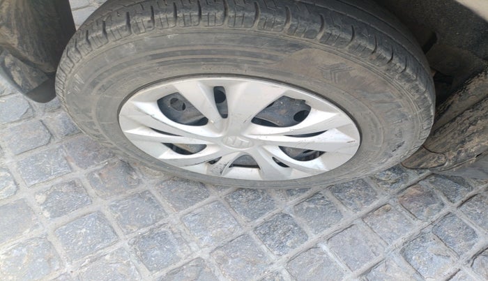 2018 Maruti Swift VXI AMT, Petrol, Automatic, 1,00,997 km, tyre