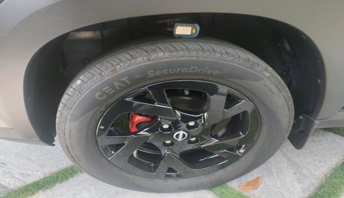 2024 Nissan MAGNITE XV CVT TURBO KURO EDITION , Petrol, Automatic, 2,677 km, tyre