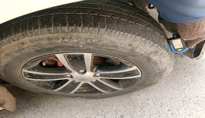 2012 Toyota Innova 2.5 G 7 STR, Diesel, Manual, 1,26,720 km, tyre