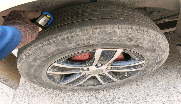 2012 Toyota Innova 2.5 G 7 STR, Diesel, Manual, 1,26,720 km, tyre