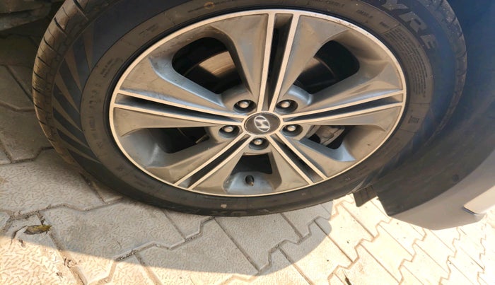 2017 Hyundai Creta SX PLUS 1.6 DIESEL DUAL TONE, Diesel, Manual, 1,84,602 km, tyre