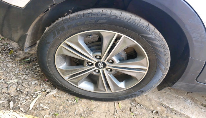 2017 Hyundai Creta SX PLUS 1.6 DIESEL DUAL TONE, Diesel, Manual, 1,84,602 km, tyre