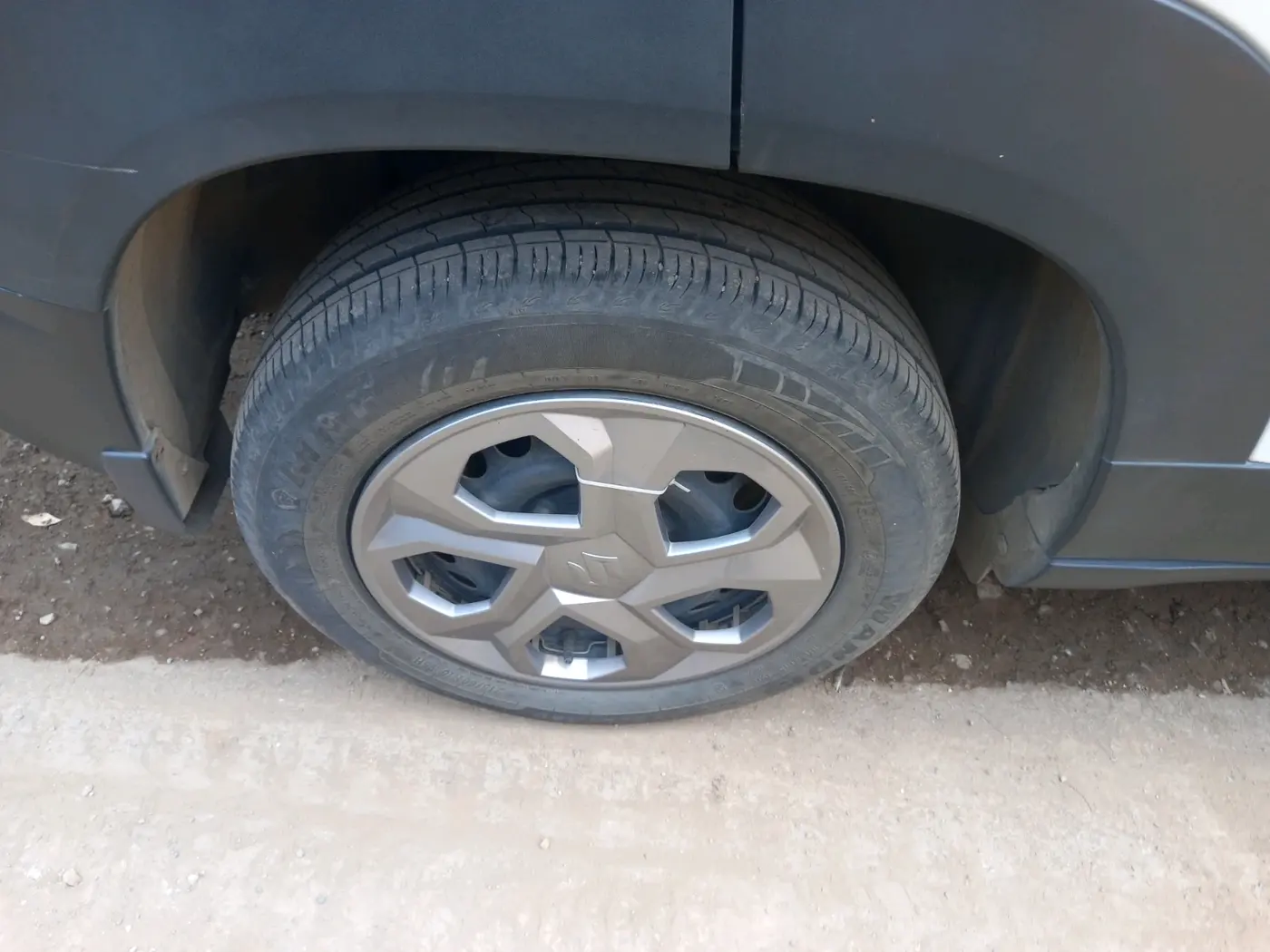 2023 Maruti BREZZA LXI S- CNG, CNG, Manual, 21,773 km, tyre