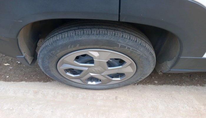 2023 Maruti BREZZA LXI S- CNG, Petrol, Manual, 21,773 km, tyre