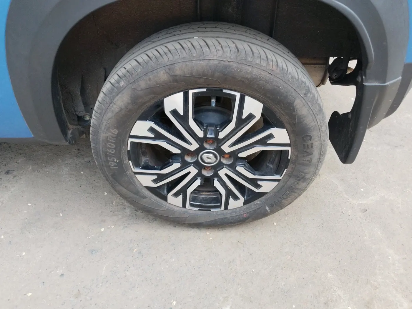 2022 Renault Kiger RXT (O) AMT, Petrol, Automatic, 2,668 km, tyre