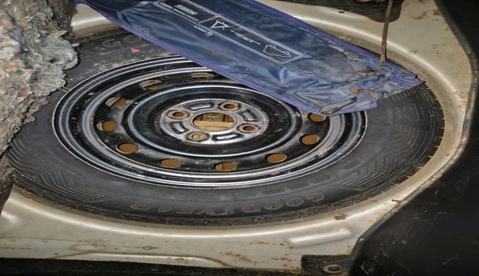 2011 Maruti Swift VXI, Petrol, Manual, 36,895 km, tyre