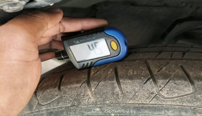 2017 Toyota Innova Crysta 2.7 GX AT 8 STR, Petrol, Automatic, 1,28,988 km, tyre