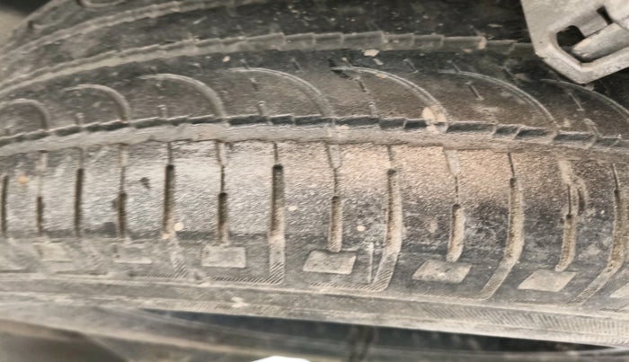 2017 Toyota Innova Crysta 2.7 GX AT 8 STR, Petrol, Automatic, 1,28,988 km, tyre