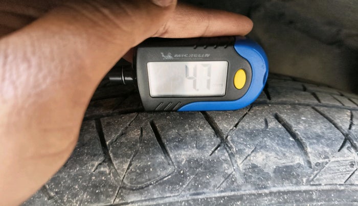 2017 Toyota Innova Crysta 2.7 GX AT 8 STR, Petrol, Automatic, 1,28,988 km, tyre