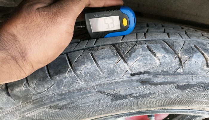 2017 Toyota Innova Crysta 2.7 GX AT 8 STR, Petrol, Automatic, 1,28,988 km, tyre