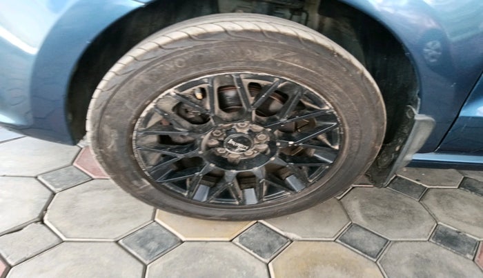 2017 Volkswagen Polo COMFORTLINE 1.2L, Petrol, Manual, 66,016 km, tyre