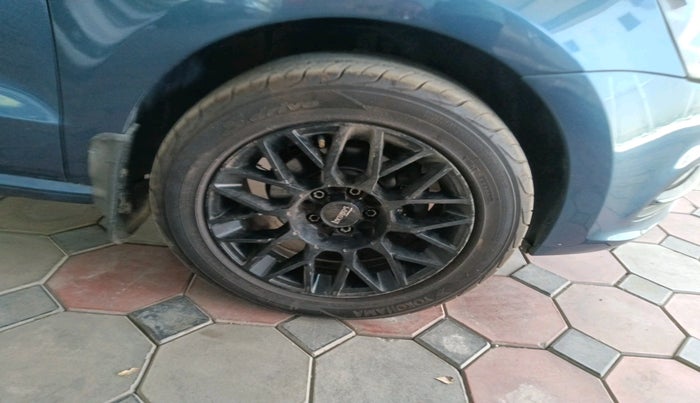 2017 Volkswagen Polo COMFORTLINE 1.2L, Petrol, Manual, 66,016 km, tyre