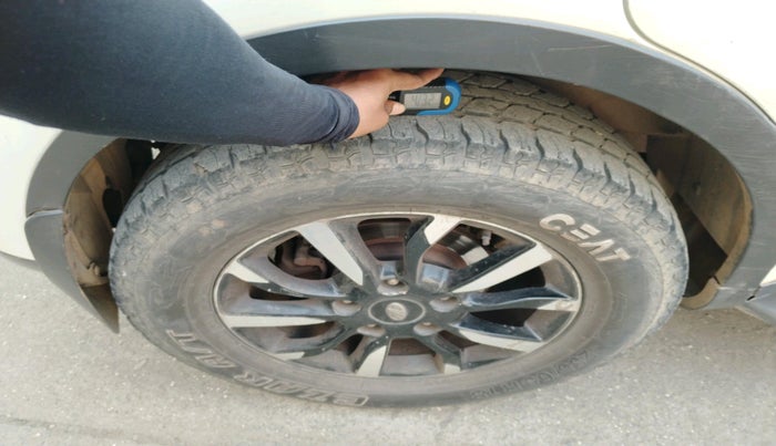 2019 Mahindra XUV500 W11 AT, Diesel, Automatic, 1,21,255 km, tyre