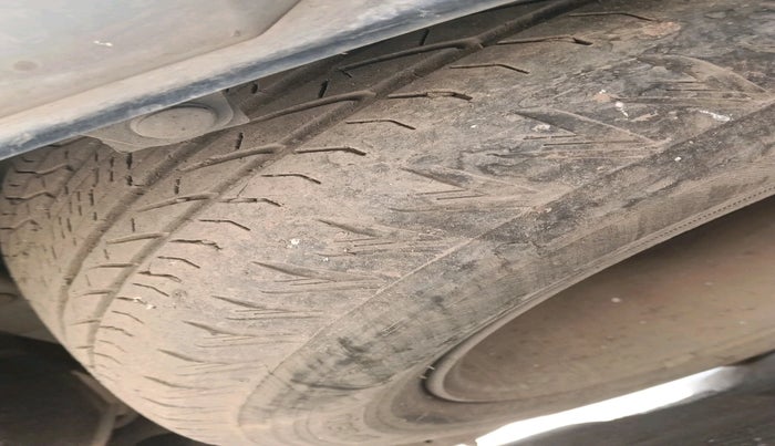 2014 Hyundai Santa Fe 2 WD AT, Diesel, Automatic, 1,09,918 km, tyre