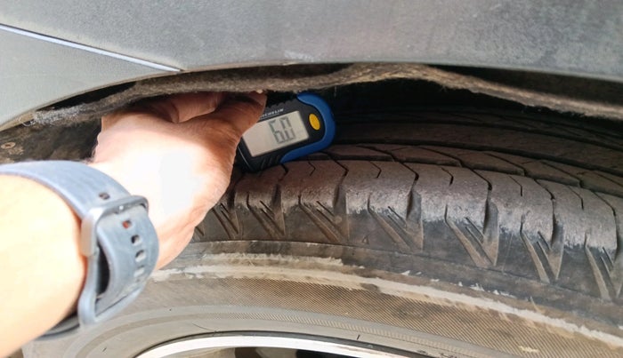 2014 Hyundai Santa Fe 2 WD AT, Diesel, Automatic, 1,09,918 km, tyre