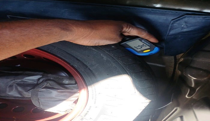 2022 Renault Kwid RXT 1.0 AMT, Petrol, Automatic, 33,131 km, tyre