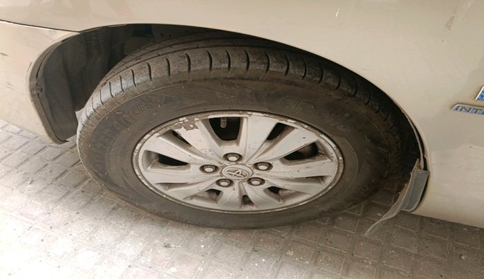 2011 Toyota Innova V 2.5 8 STR, Diesel, Manual, 84,233 km, tyre