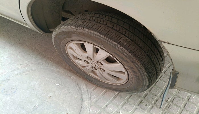 2011 Toyota Innova V 2.5 8 STR, Diesel, Manual, 84,233 km, tyre