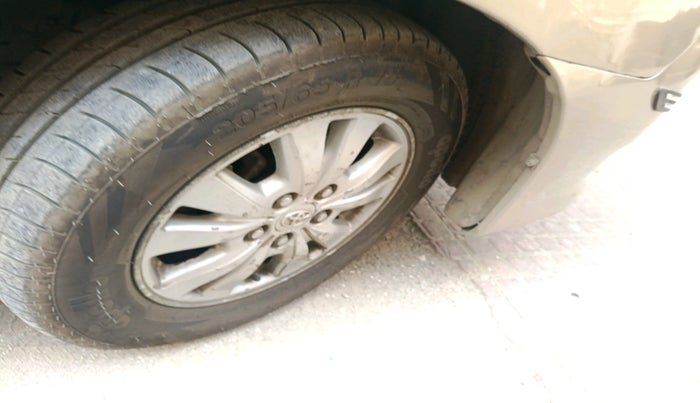 2011 Toyota Innova V 2.5 8 STR, Diesel, Manual, 84,233 km, tyre