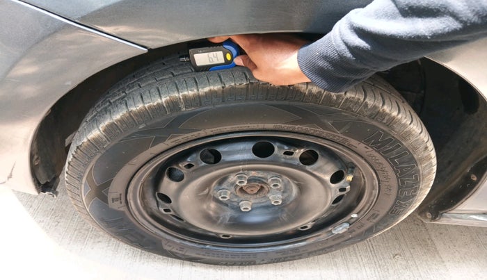 2015 Volkswagen Polo COMFORTLINE 1.2L, Petrol, Manual, 95,621 km, tyre