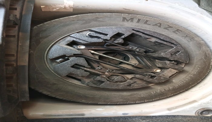 2015 Volkswagen Polo COMFORTLINE 1.2L, Petrol, Manual, 95,621 km, tyre