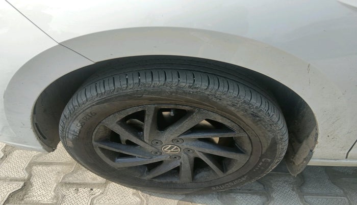 2024 Volkswagen VIRTUS HIGHLINE TSI 1.0 AT, Petrol, Automatic, 27,811 km, tyre