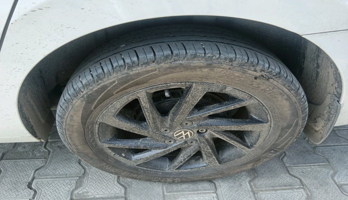 2024 Volkswagen VIRTUS HIGHLINE TSI 1.0 AT, Petrol, Automatic, 27,811 km, tyre