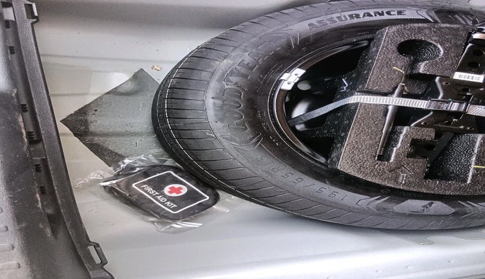 2024 Volkswagen VIRTUS HIGHLINE TSI 1.0 AT, Petrol, Automatic, 27,811 km, tyre