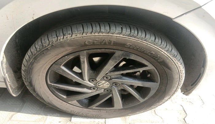 2024 Volkswagen VIRTUS HIGHLINE TSI 1.0 AT, Petrol, Automatic, 27,811 km, tyre