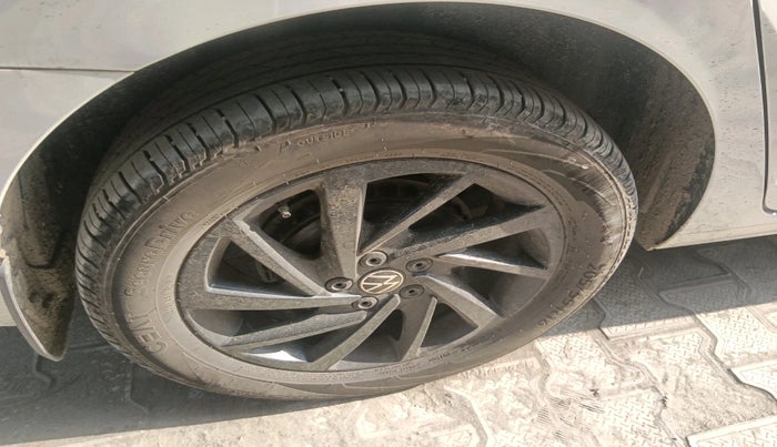 2024 Volkswagen VIRTUS HIGHLINE TSI 1.0 AT, Petrol, Automatic, 27,811 km, tyre