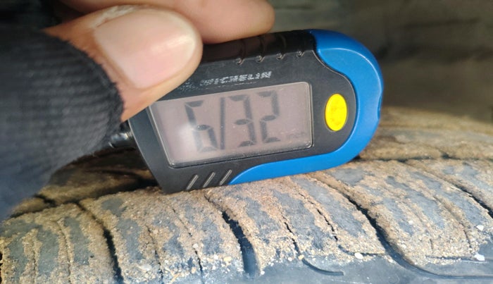 2013 Maruti Swift LXI, Petrol, Manual, 1,81,342 km, tyre